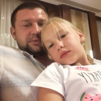 На фото Алексей Сергеевич со своей дочкой сразу после игры через зеркало казино. Двое людей, обнимашки.